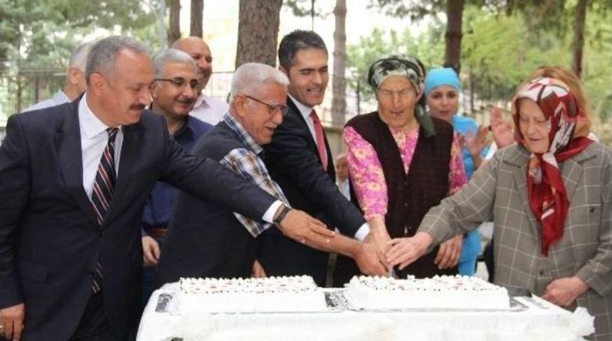 Huzurevinde Yaşlılara Doğum G&uuml;n&uuml; Partisi