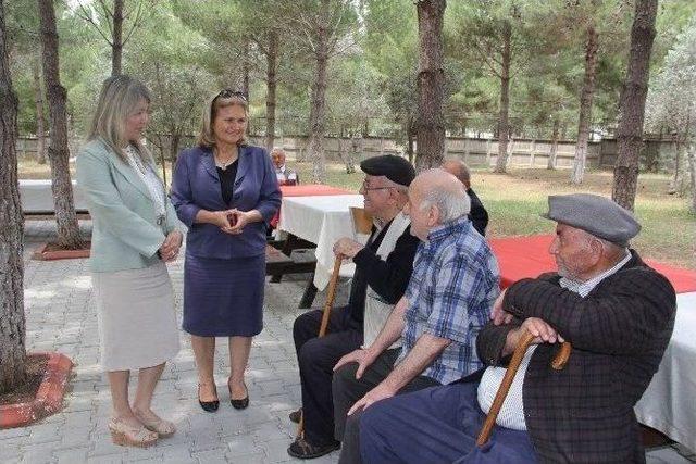 Huzurevinde Yaşlılara Doğum Günü Partisi