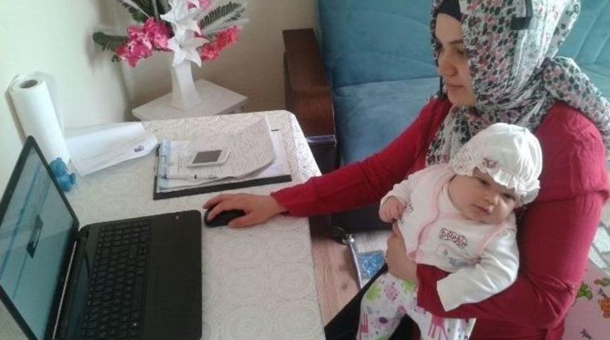 &Ccedil;ağrı Merkezi &Ccedil;alışanı Anne, Kucağındaki Bebeğiyle Hizmet Veriyor