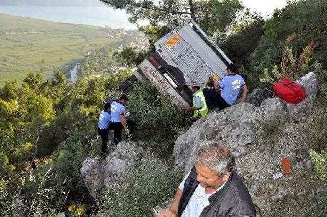 Kamyon Şarampole Uçtu: 1 Ölü, 2 Yaralı