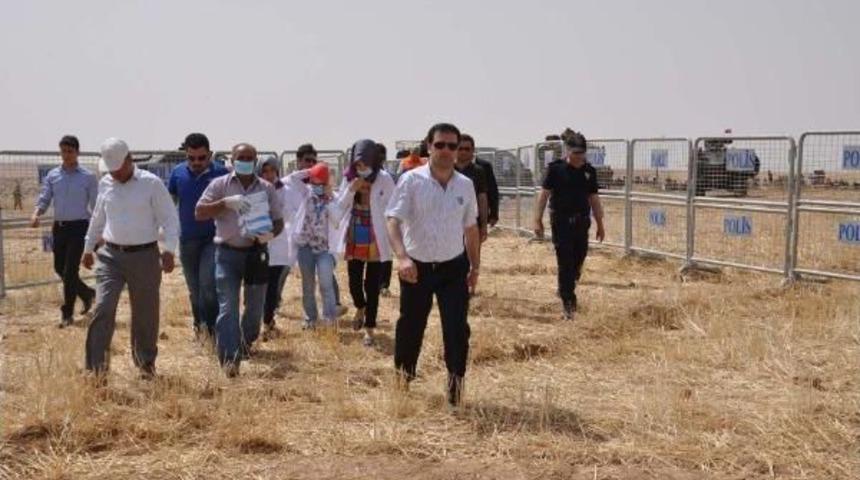 Sınırda Bekleyen Suriyelilerin Ge&ccedil;işlerine Izin Verildi