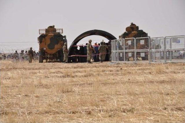 Sınırda Bekleyen Suriyelilerin Geçişlerine Izin Verildi