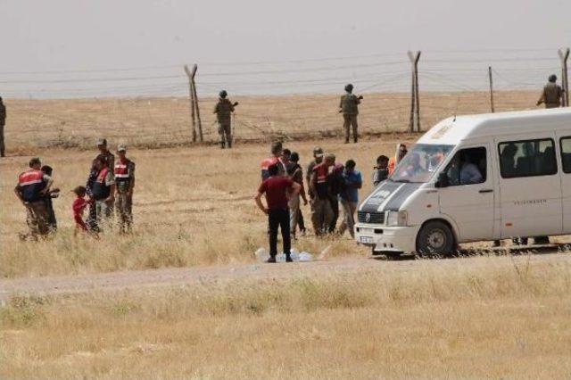 Sınırda Bekleyen Suriyelilerin Geçişlerine Izin Verildi