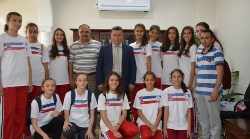 Aydınlı Bayan Voleybolcular Adını Finale Yazdırdı