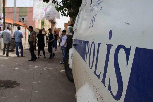 Diyarbakır&rsquo;da Yıkım Gerginliği: D&ouml;rt Zabıta G&ouml;revlisi Yaralandı 1
