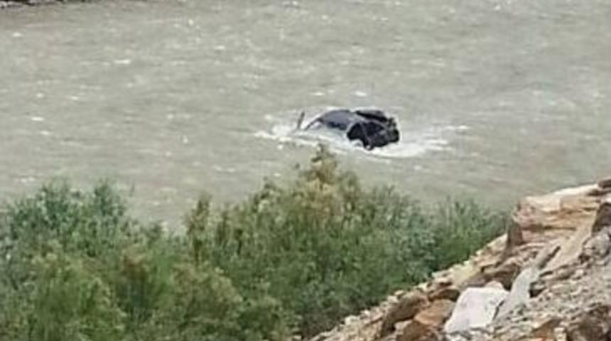 Otomobil Zap Suyuna Yuvarlandı: 4 Yaralı