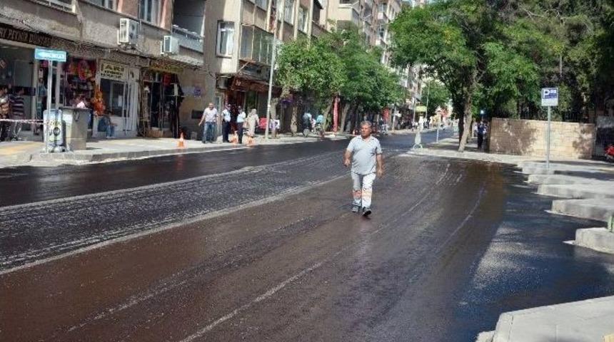Cumhuriyet Caddesinde Aşınma Tabaka Asfalt &Ccedil;alışması Yapılıyor