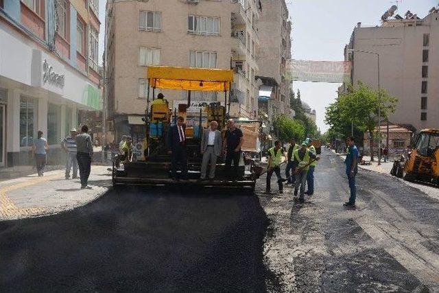 Cumhuriyet Caddesinde Aşınma Tabaka Asfalt Çalışması Yapılıyor