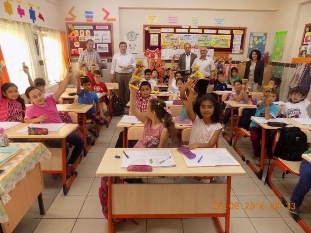 Edremit&rsquo;te Kuru &Uuml;z&uuml;m Dağıtımı Yapıldı