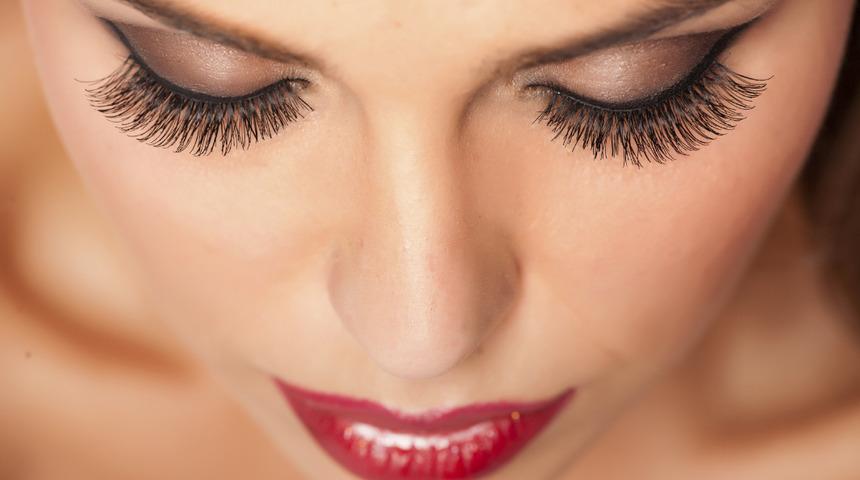 Upuzun kirpikler için rimel sürmekten vazgeçin!