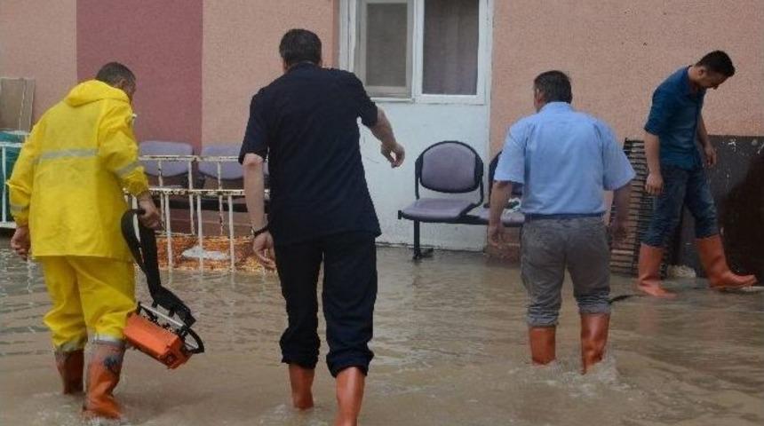 İtfaiye Ekipleri Selde Mahsur Kalan 10 Kişiyi Kurtardı