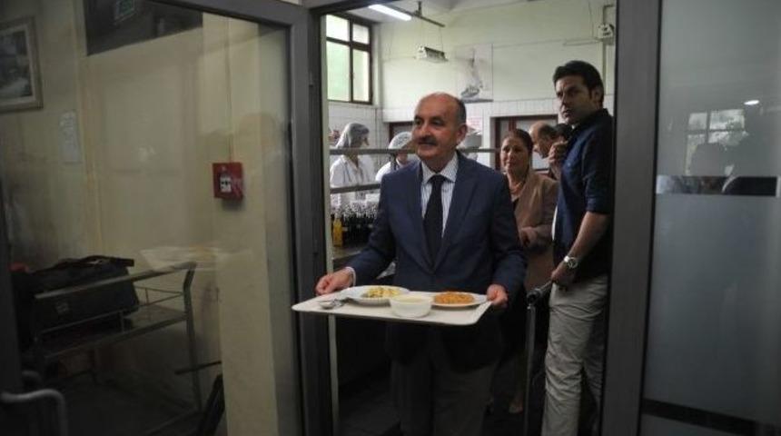 Bakan M&uuml;ezzinoğlu İş&ccedil;ilerle Yemek Yedi