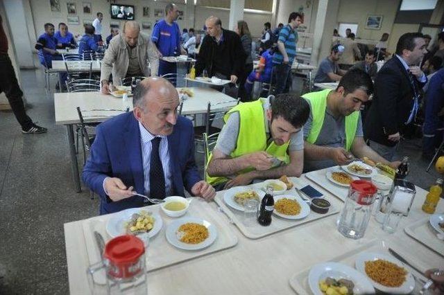 Bakan Müezzinoğlu İşçilerle Yemek Yedi