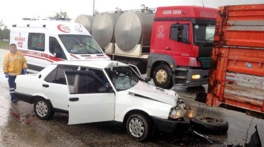 Otomobil Kamyonete &Ccedil;arptı: 3 Yaralı