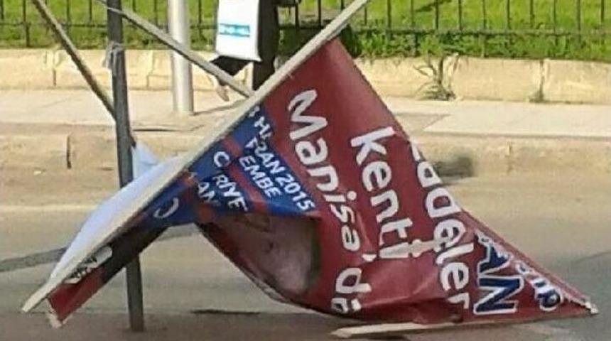 Alaşehir'de Cumhurbaşkanı Afişlerinin Tahrip Edilmesine 3 G&ouml;zaltı