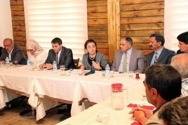 M&uuml;steşar Nesrin &Ccedil;elik Yahyalı&rsquo;da Muhtar Bilgilendirme Toplantısı&rsquo;na Katıldı 2