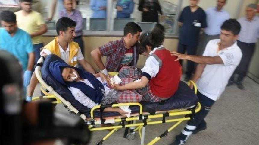 &Ouml;ğrenci Servisi Devrildi, 2&rsquo;si Ağır 16 Yaralı