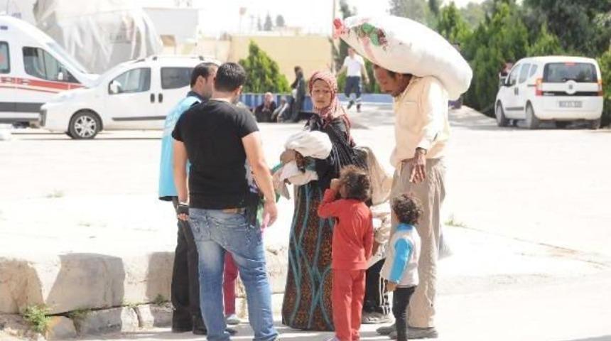 Sınırda Bekleyen Suriyelilerin Ge&ccedil;işlerine Izin Verildi (3)