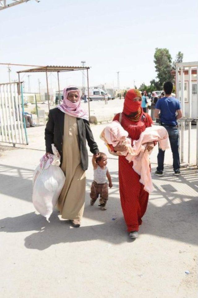 Sınırda Bekleyen Suriyelilerin Geçişlerine Izin Verildi (3)