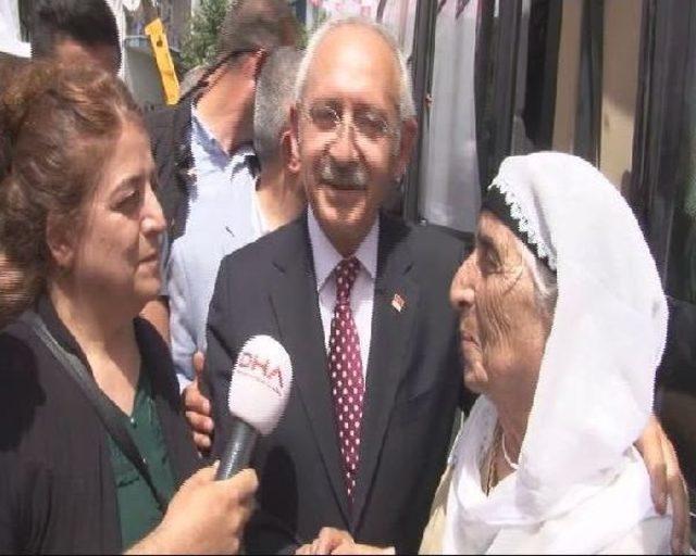Kılı&ccedil;daroğlu, Halasının Elini &Ouml;pt&uuml;, Duasını Istedi 1