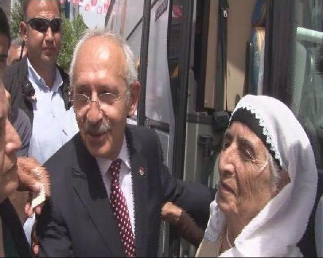 Kılı&ccedil;daroğlu, Halasının Elini &Ouml;pt&uuml;, Duasını Istedi 3