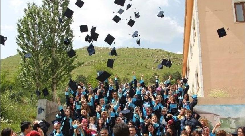Bitlis Eren &Uuml;niversitesi&rsquo;nde Mezuniyet Sevinci