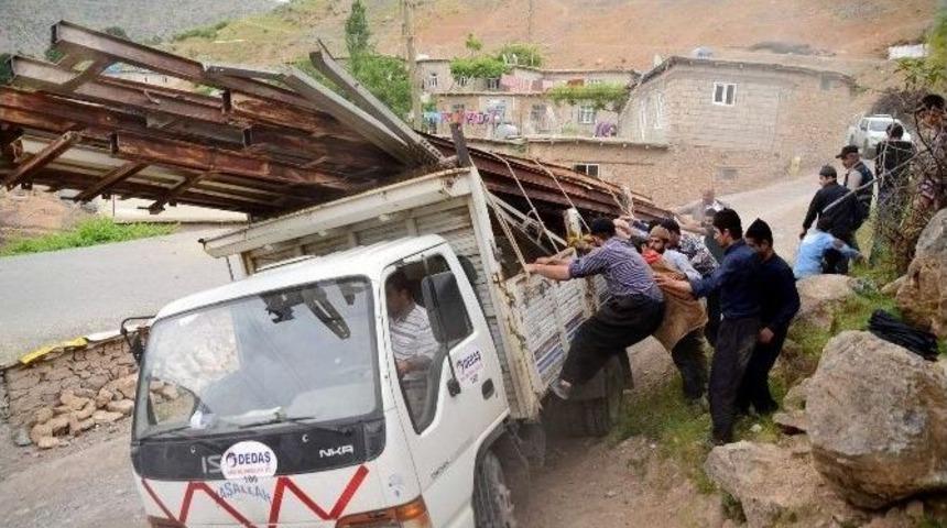 Devrilme Tehlikesi Ge&ccedil;iren Kamyoneti B&ouml;yle Kurtardılar