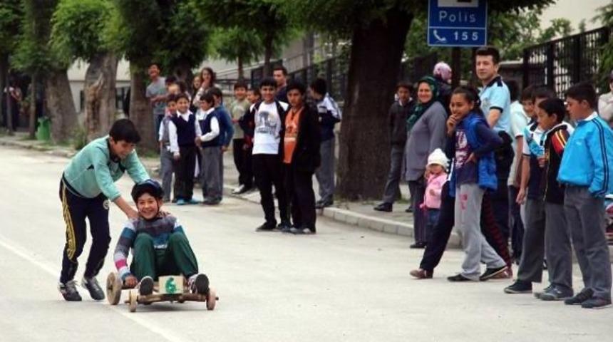&Ccedil;ocuklar Tornetlerle Yarıştı