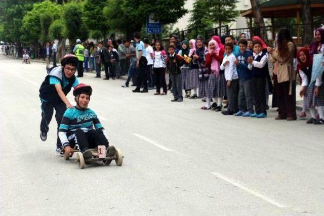 Çocuklar Tornetlerle Yarıştı