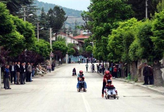 Çocuklar Tornetlerle Yarıştı