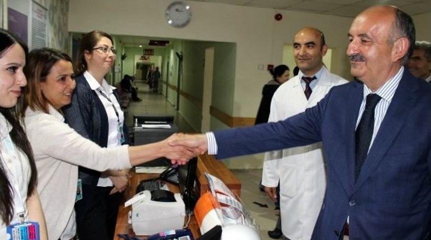 &Ccedil;ocuklar Bakan M&uuml;ezzinoğlu&rsquo;na B&uuml;y&uuml;y&uuml;nce Doktor Olacaklarını S&ouml;yledi