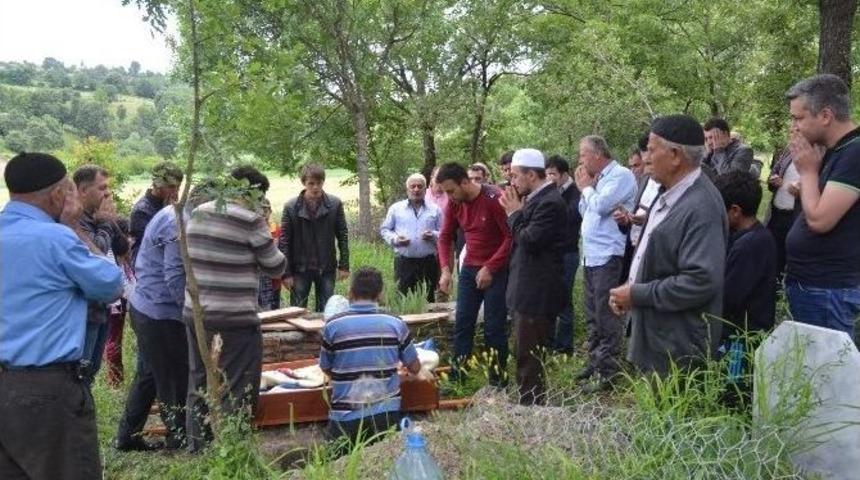 Beşikten D&uuml;şerek &Ouml;len Bahar Bebek Defnedildi