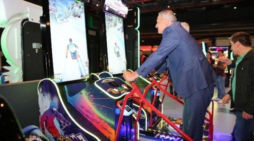 Başkan Dişli, Agora&rsquo;da Sanal Kayak Yaptı