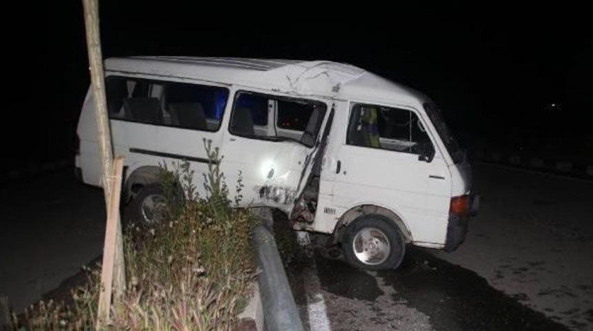 Minib&uuml;s A&ccedil;ık Bırakılan R&ouml;gara Girdi: 1 Yaralı