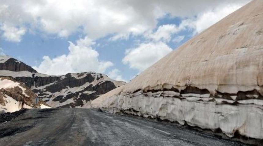 Van-Bah&ccedil;esaray Yolunda Metrelerce Kar K&uuml;tlesi