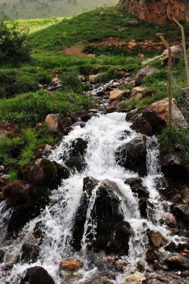 Van-Bah&ccedil;esaray Yolunda Metrelerce Kar K&uuml;tlesi 1