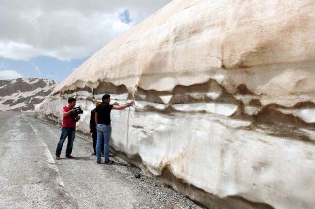 Van-Bah&ccedil;esaray Yolunda Metrelerce Kar K&uuml;tlesi 2