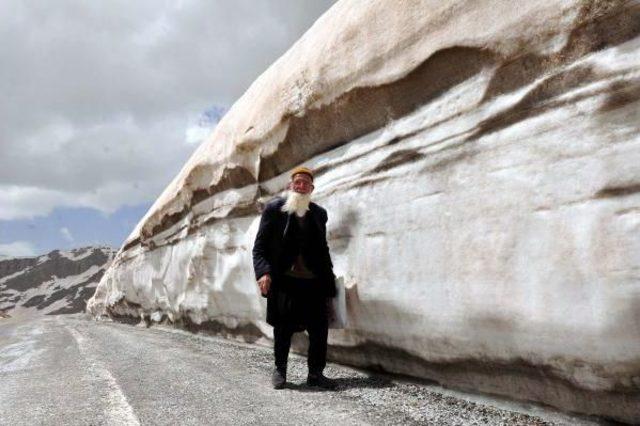 Van-Bah&ccedil;esaray Yolunda Metrelerce Kar K&uuml;tlesi 3