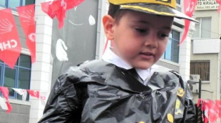 &Ccedil;evre Haftasında &Ouml;ğrencilerden Atık Poşetli, Pet Şişeli Defile