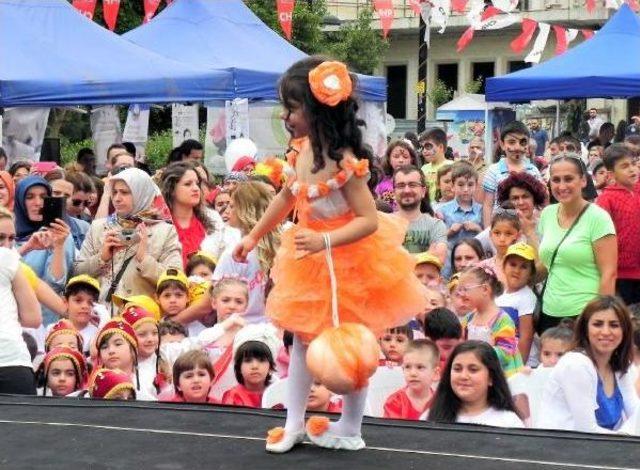 &Ccedil;evre Haftasında &Ouml;ğrencilerden Atık Poşetli, Pet Şişeli Defile 1