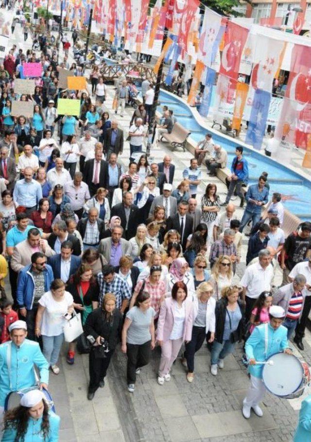 &Ccedil;evre Haftasında &Ouml;ğrencilerden Atık Poşetli, Pet Şişeli Defile 2