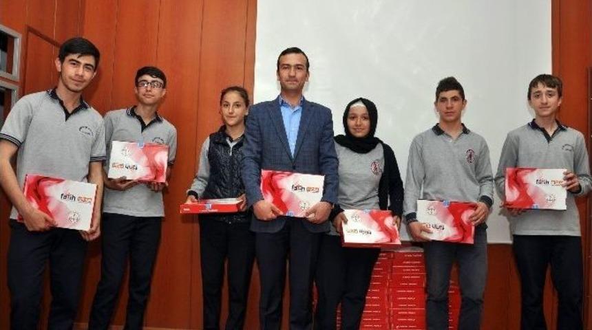 G&uuml;m&uuml;şhane&rsquo;de &Ouml;ğrencilere 301 Tablet Bilgisayar Dağıtıldı