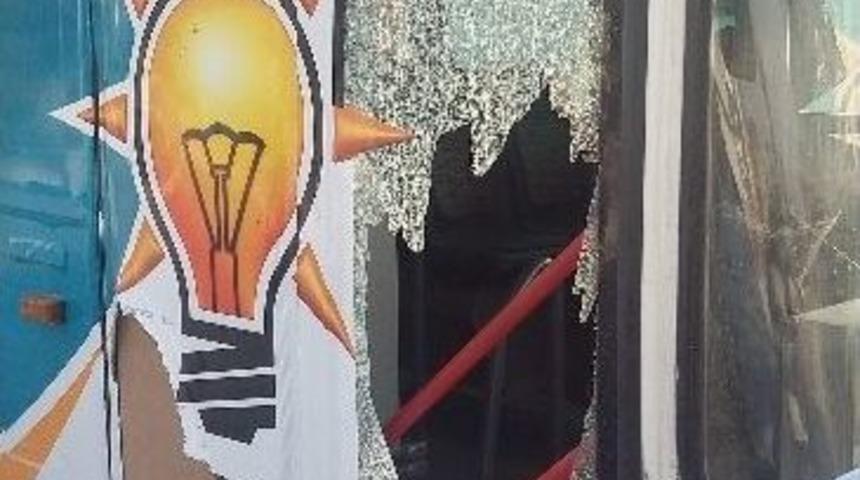 Ak Parti&rsquo;nin Se&ccedil;im Otob&uuml;s&uuml;ne Taşlı Saldırı