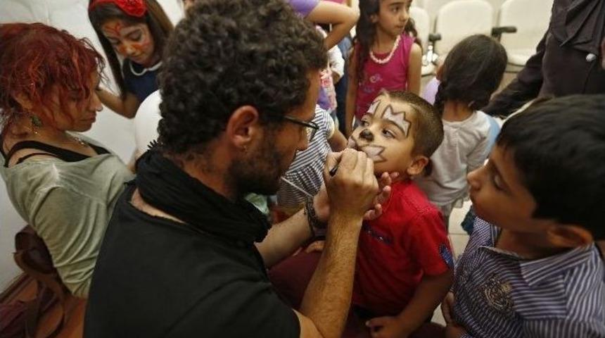 Konaklı Anne Ve &Ccedil;ocukların Mezuniyet Sevinci