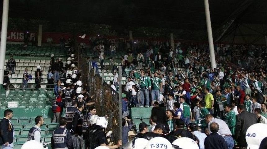 Sahaya Atılan Koltuklar Kafasına İsabet Etti