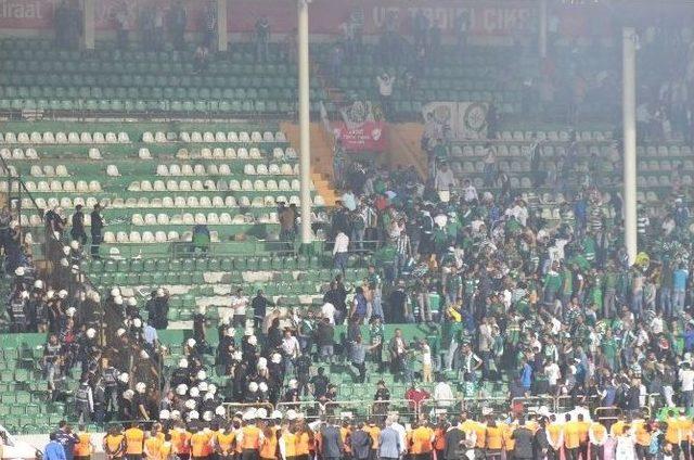 Maç Bitti Tribünler Savaş Alanına Döndü 1