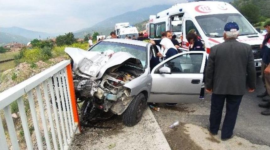 Otomobil K&ouml;pr&uuml; Direğine Saplandı: 1 &Ouml;l&uuml;, 3 Yaralı