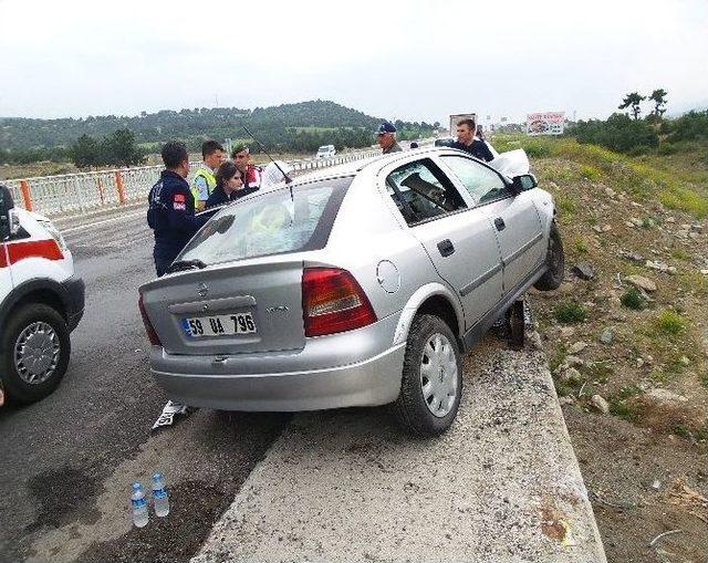 Otomobil Köprü Direğine Saplandı: 1 Ölü, 3 Yaralı