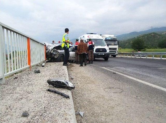 Otomobil Köprü Direğine Saplandı: 1 Ölü, 3 Yaralı