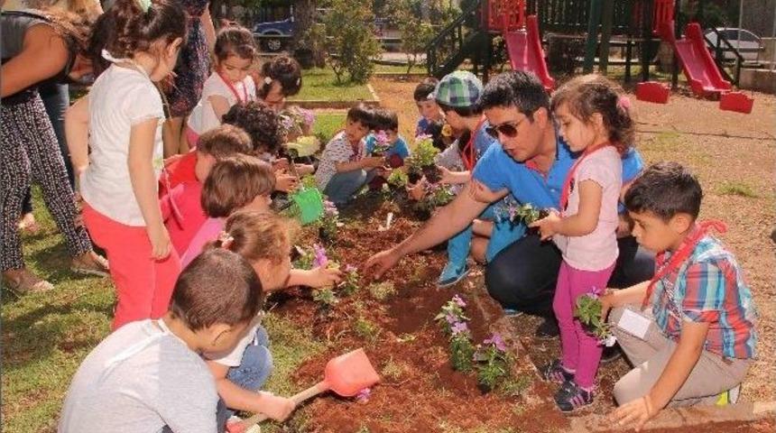 Başkan Gen&ccedil;, D&uuml;nya &Ccedil;evre G&uuml;n&uuml; Nedeniyle &Ccedil;ocuklarla &Ccedil;i&ccedil;ek Dikti